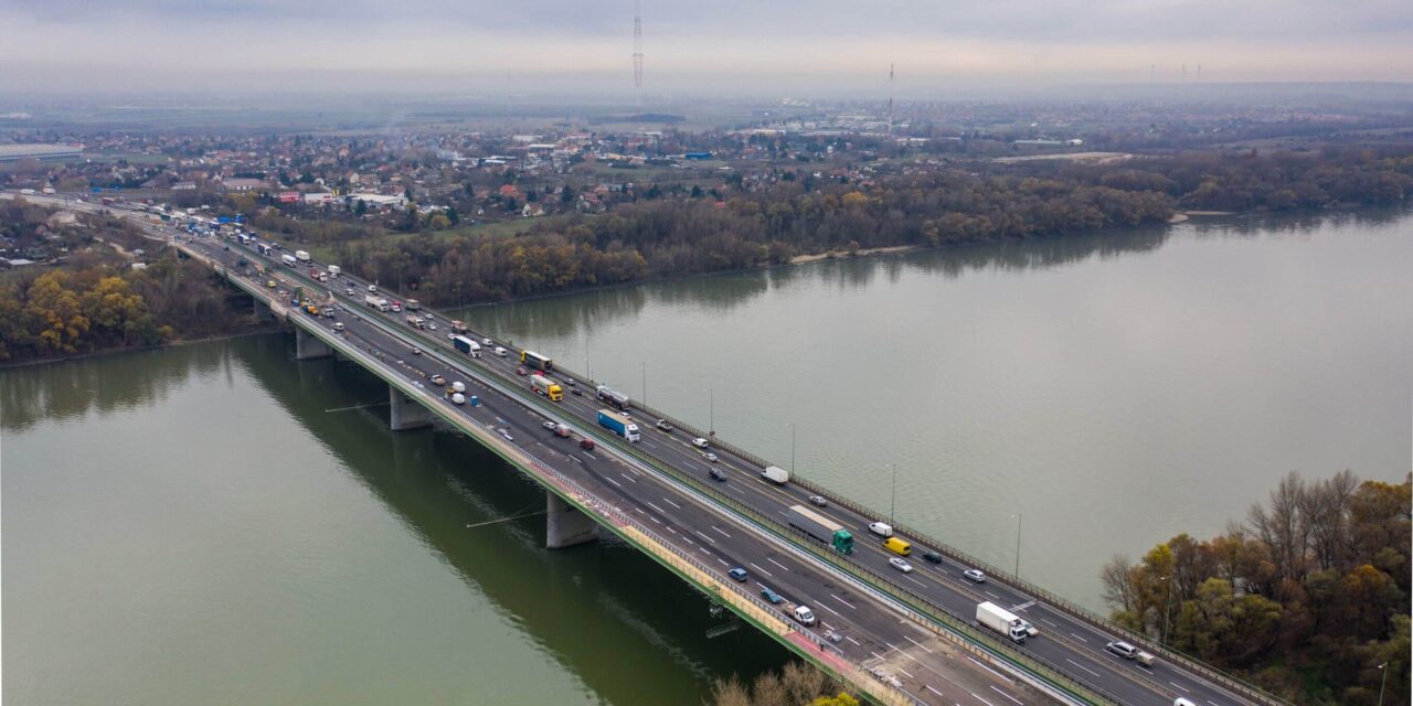 Várhatóan iskolakezdésre 2×3 sávon haladhat a forgalom a Deák Ferenc hídon