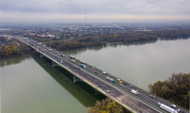Várhatóan iskolakezdésre 2×3 sávon haladhat a forgalom a Deák Ferenc hídon
