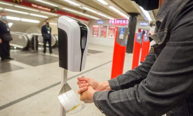 Már huszonhárom forgalmas csomópontba rakott ki kézfertőtlenítőt a BKK