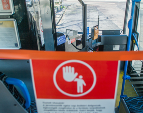 Őrjöngenek az utasok a maszkviselés miatt, védelmet kér a buszvezető