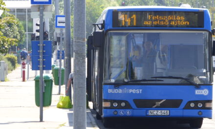 Az új megállókban is megáll a 141-es, a 150-es és a 941-es autóbusz, a 101B járat pedig megáll az Antalháza megállóhelyen