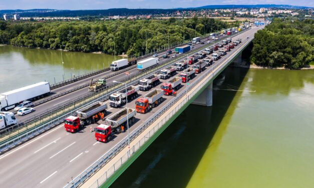 Forgalomtereléssel járó megerősítéseket végeznek a Deák Ferenc-hídon