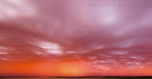 Elképesztő látvány – így néz ki az egyik legritkábban megfigyelhető felhőtípus napnyugtakor