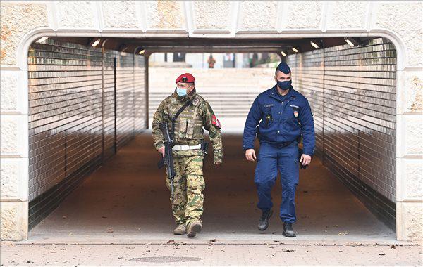 Koronavírus: mától katonák is járőröznek az utcákon, és egyre több kórházban is megjelennek