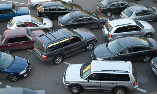 Ingyenes lett a parkolás a városban – kinek jó és kinek rossz ez?