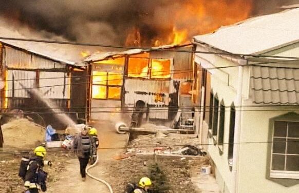 Tűz az Alsósas utcában, két tűzoltó megsérült – Videóval frissítve!