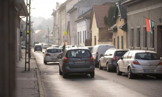 KÉSIK A FŐVÁROS A KOSSUTH LAJOS UTCA ÁTADÁSÁVAL